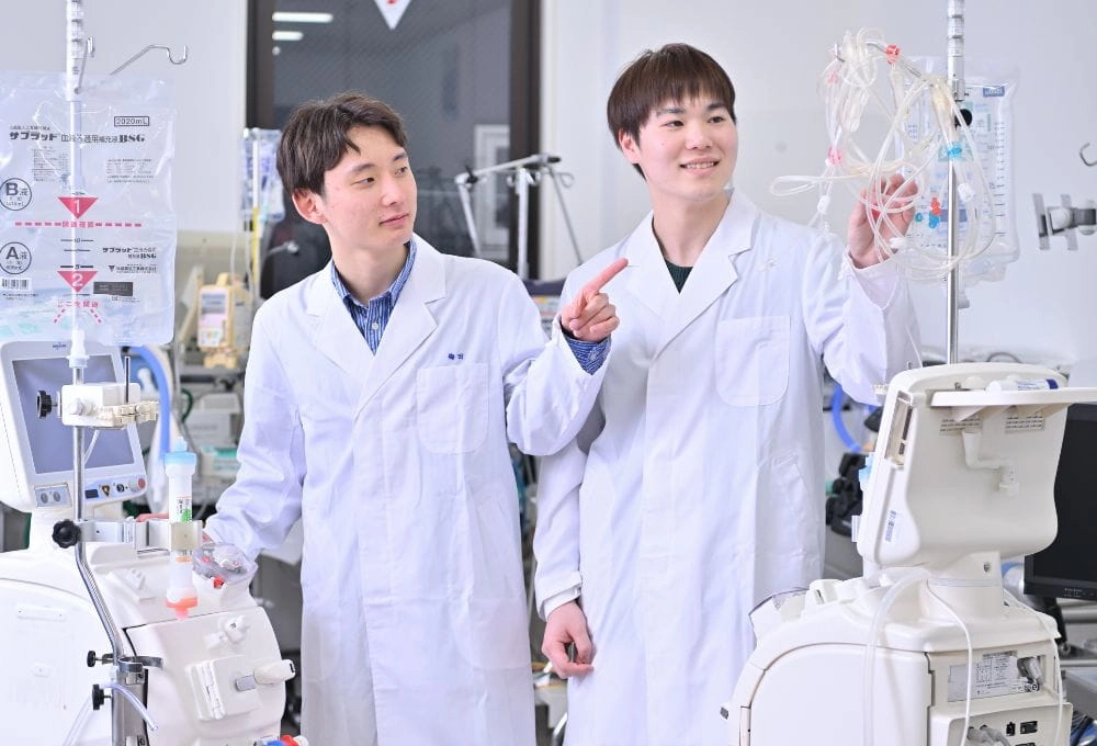 医療機器に触れている様子