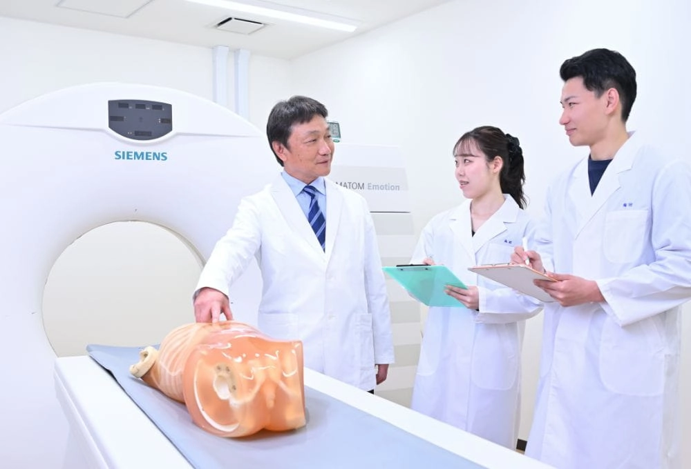 医療機器に触れている様子