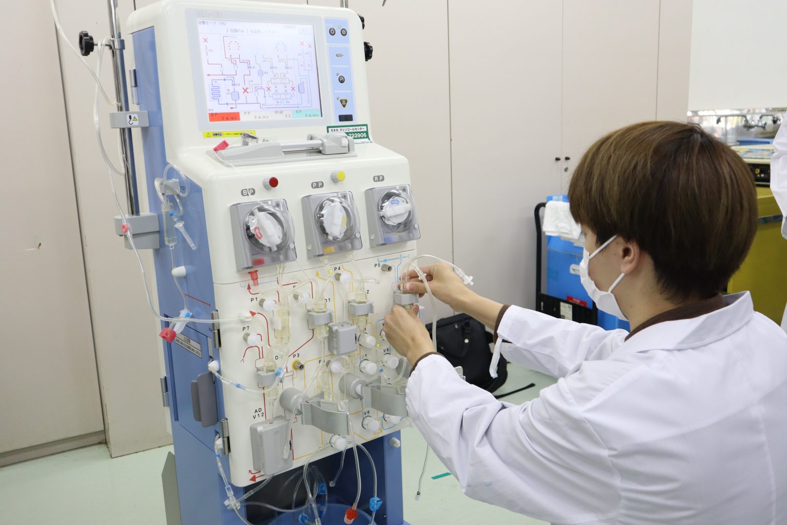 株式会社カネカメディックス社製の血漿(けっしょう)浄化装置を使用した血漿吸着療法の実習 | 学校法人 大阪滋慶学園 滋慶医療科学大学|臨床工学 ...