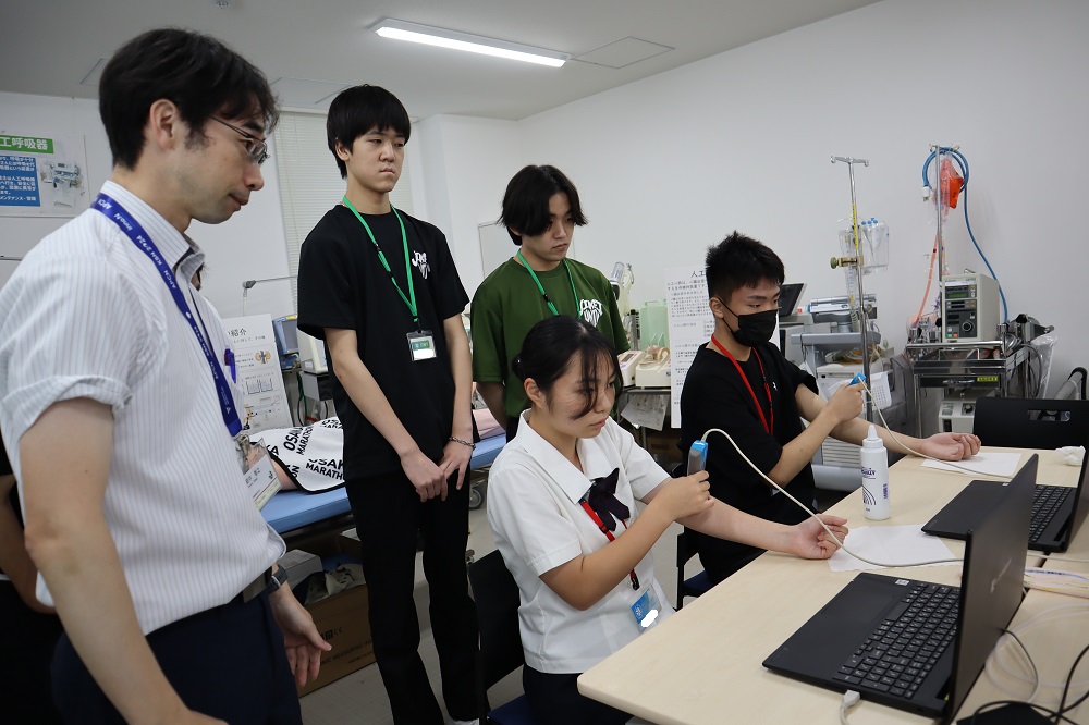 【開催レポート】オープンキャンパスで医療機器の操作にチャレンジ！