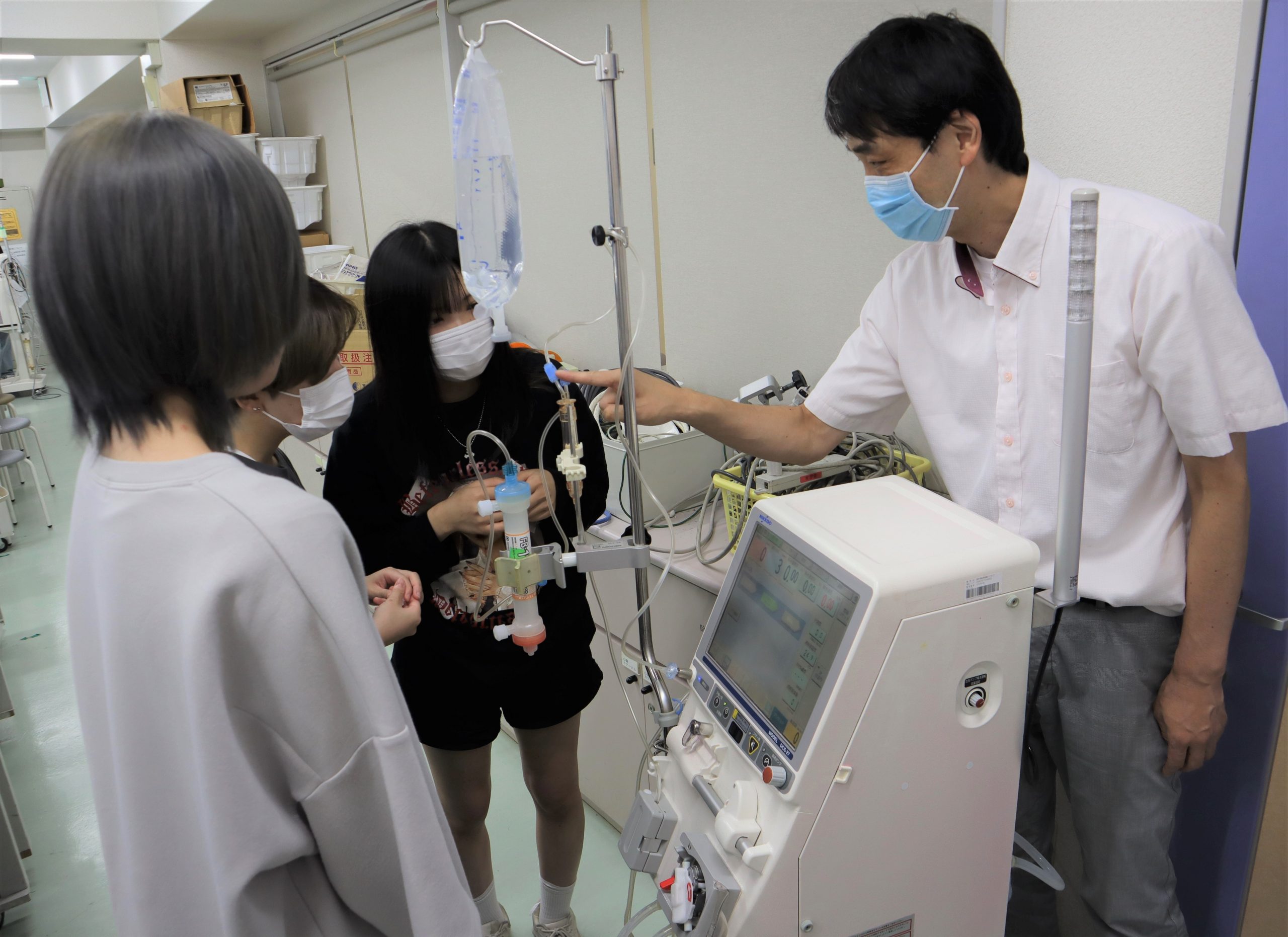 【授業レポート】「血液浄化療法装置学実習」血液回路の組み立てと洗浄