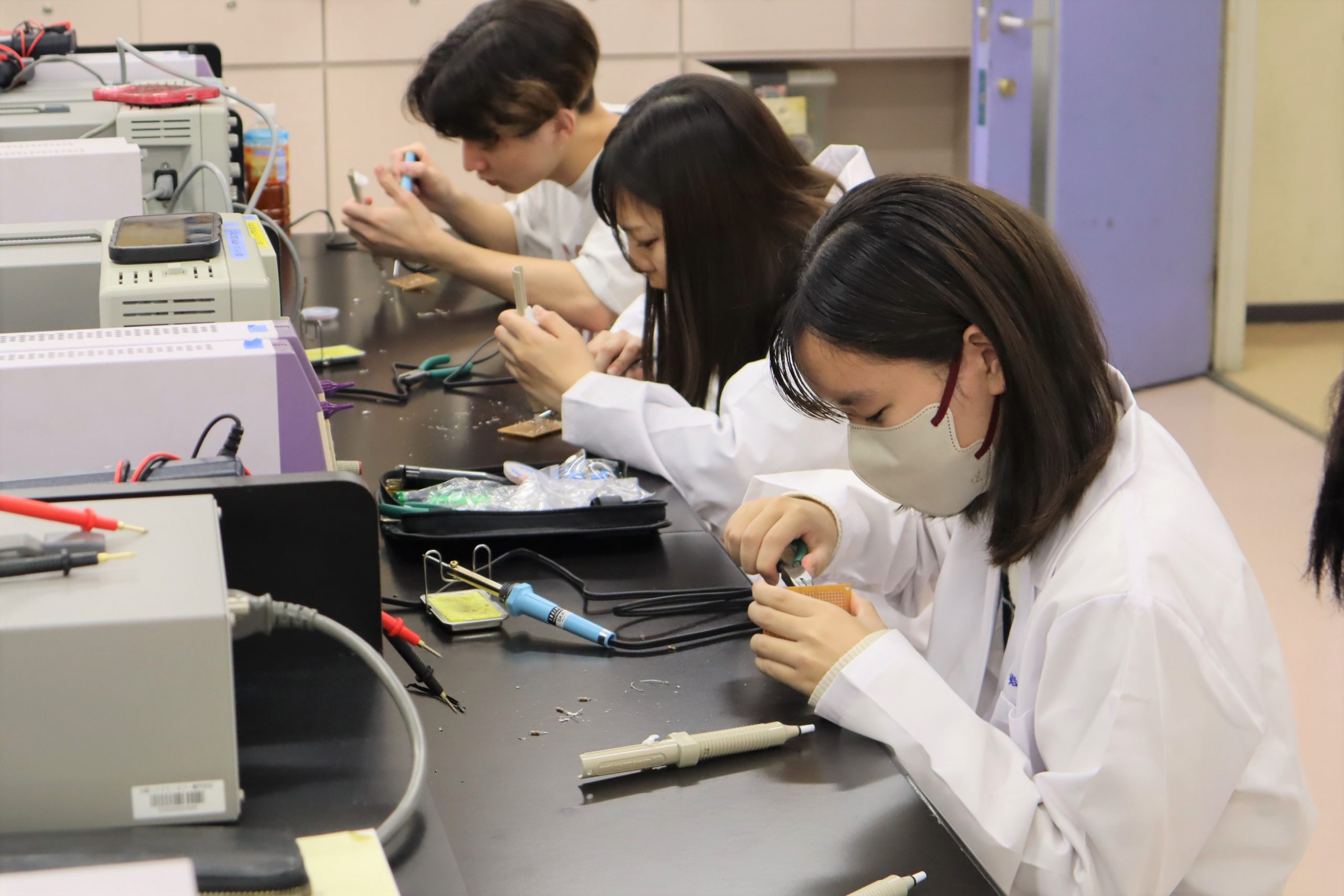 【授業レポート】「医用電気工学実験」半田ごてを使ってみよう！