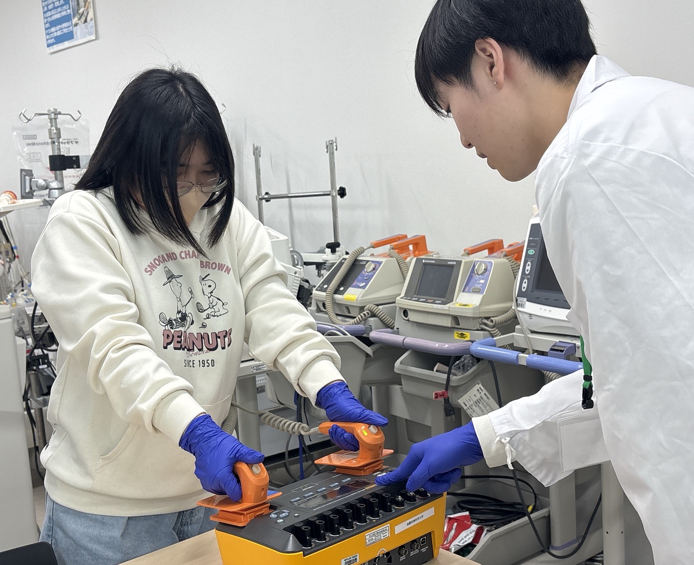 【開催レポート】オープンキャンパスで人工透析装置＆除細動器を体験！