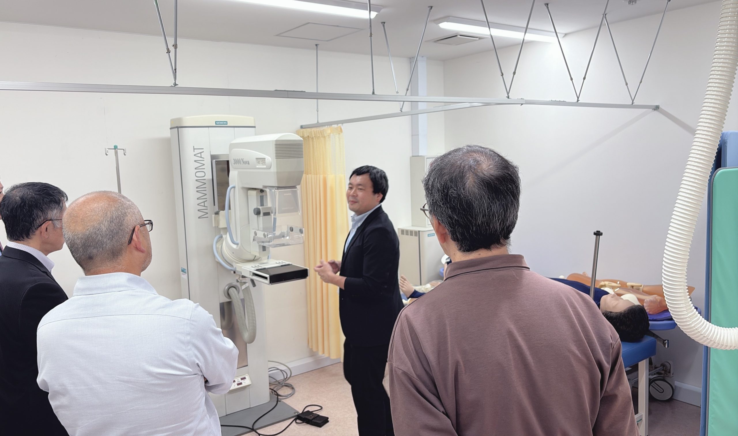 校舎見学で実習室を見学している様子
