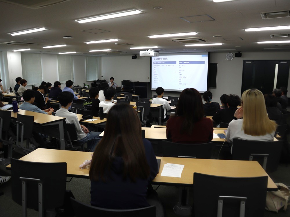 滋慶医療科学大学 医療機器産業論の講義風景