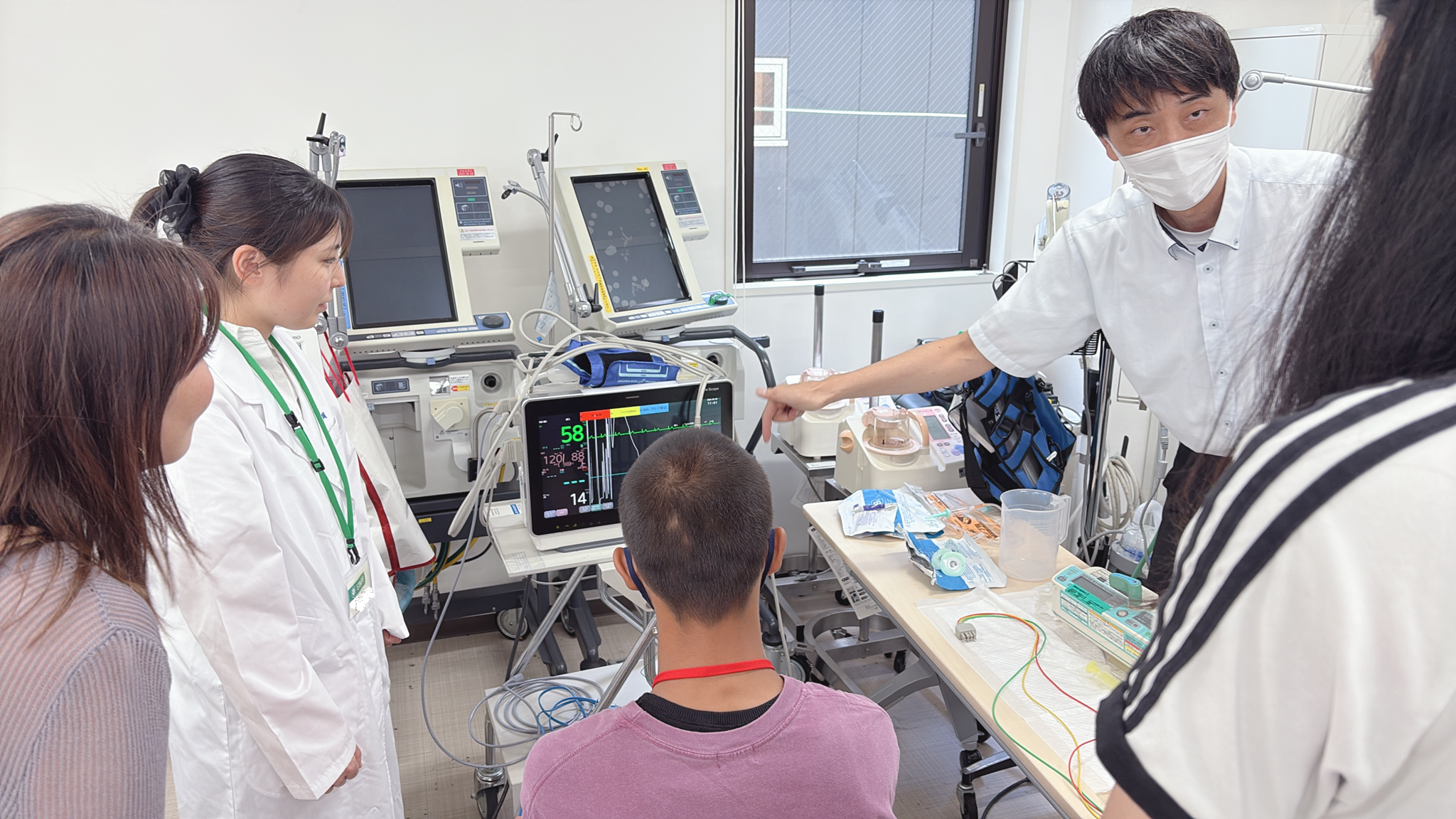 心電計を体験する参加者の様子
