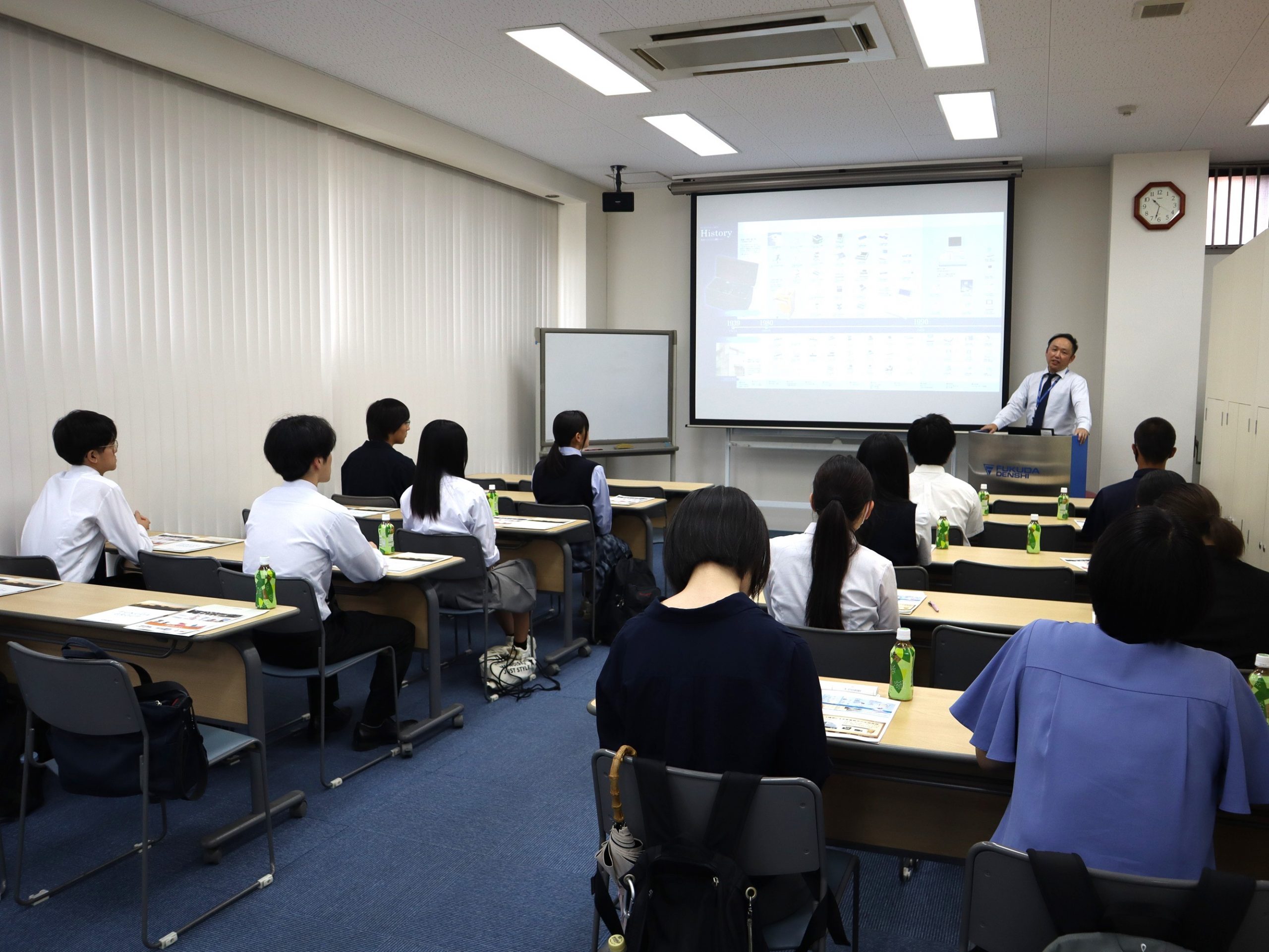 フクダ電子近畿販売株式会社で企業見学会に参加する様子