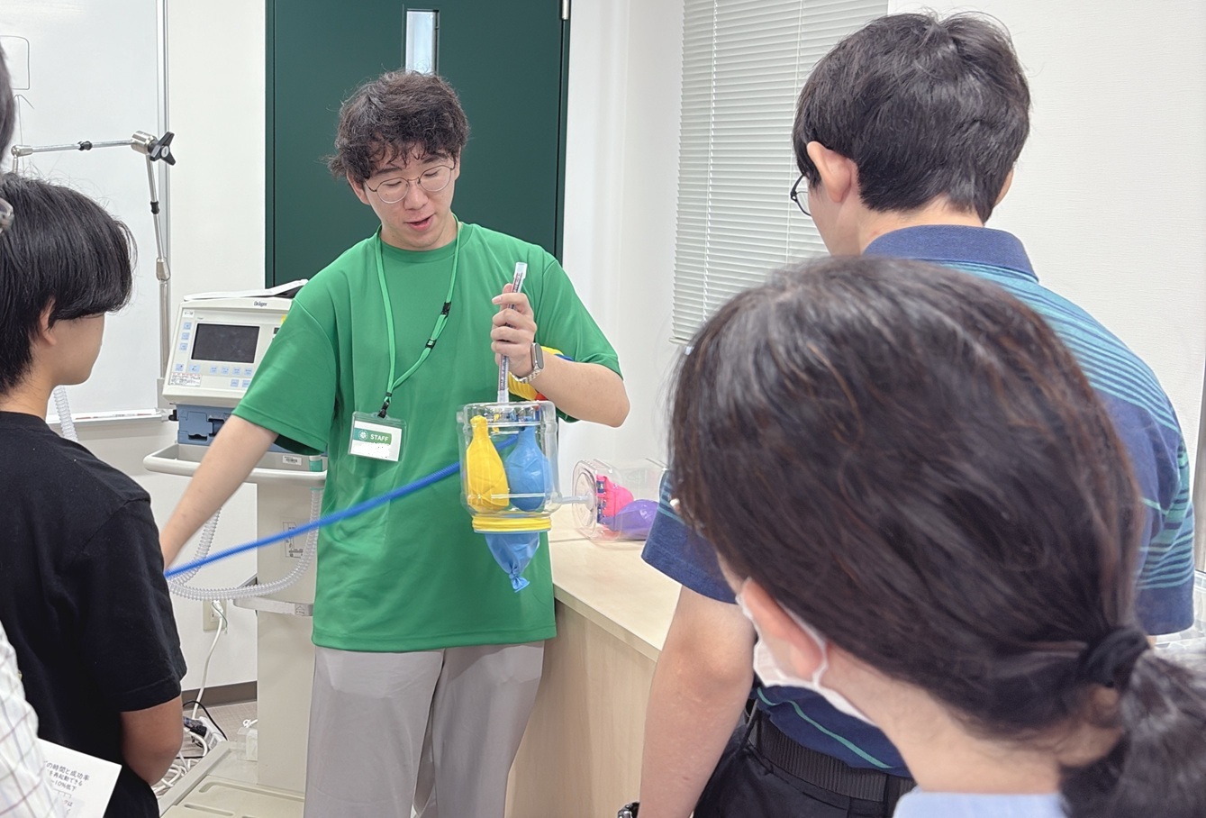 人工呼吸器の説明を聞く参加者の様子
