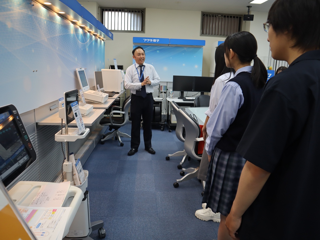 心電計や血管の状態を調べる医療機器を体験する様子