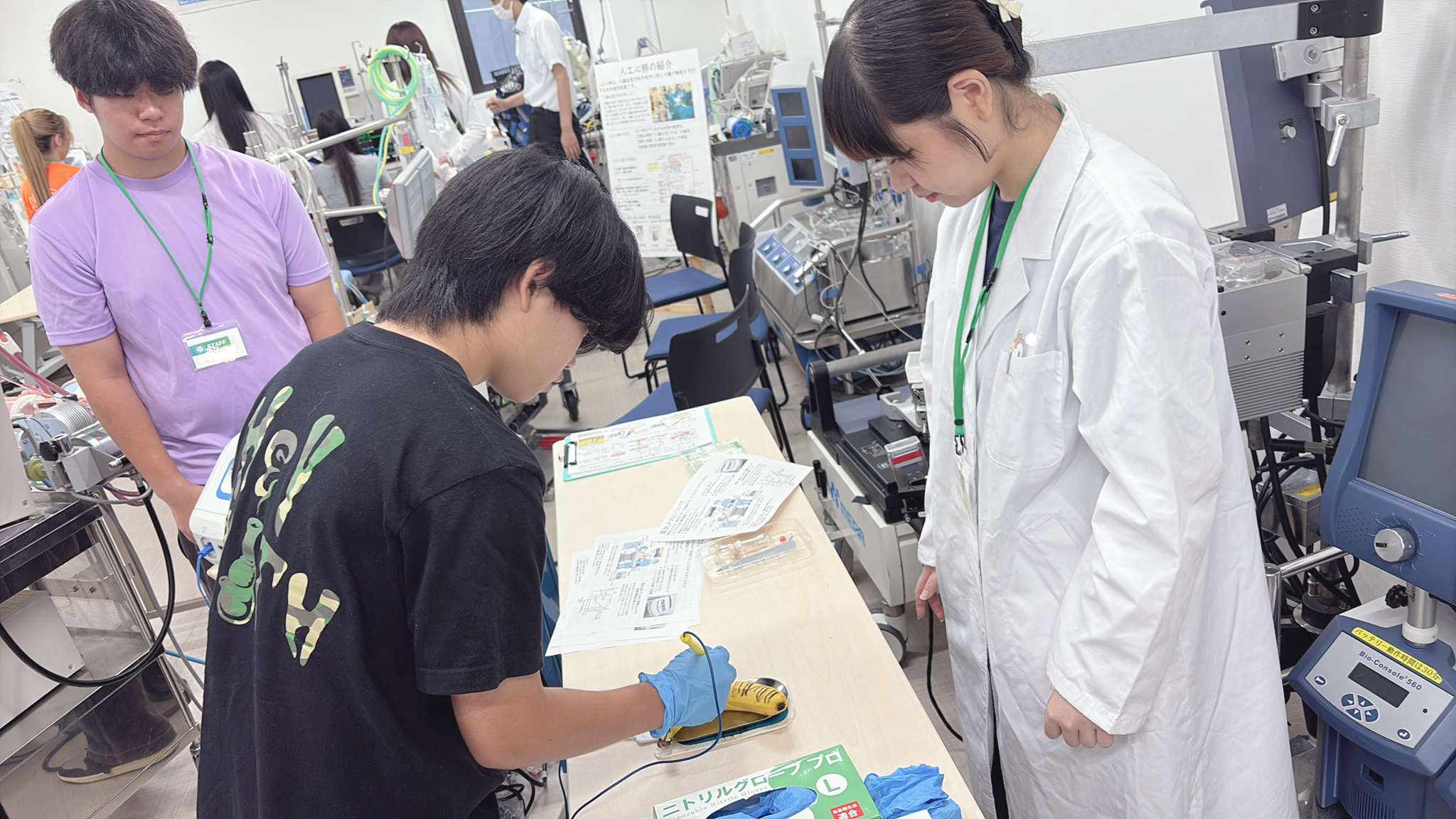 電気メスを体験する参加者の様子