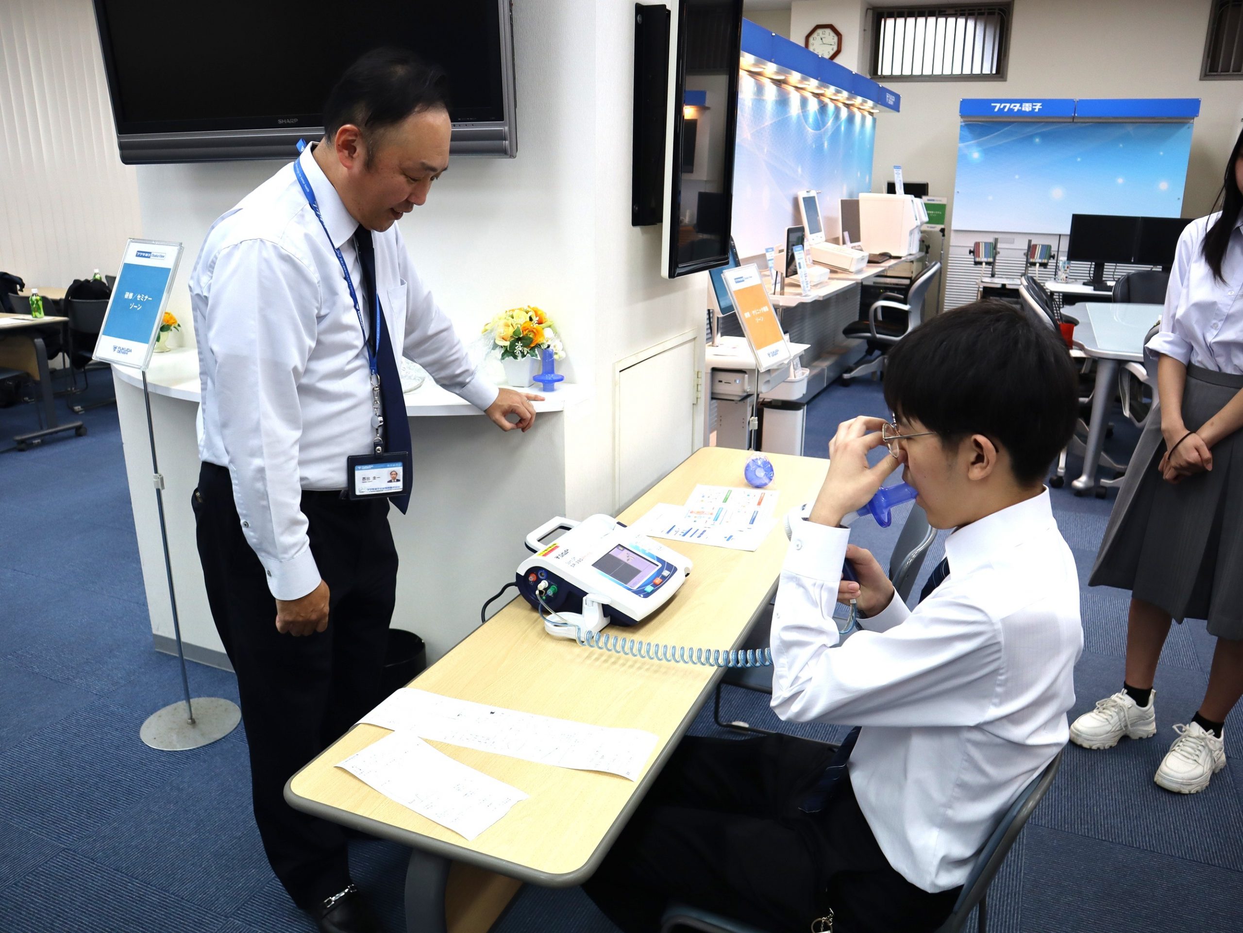肺機能検査を体験する様子