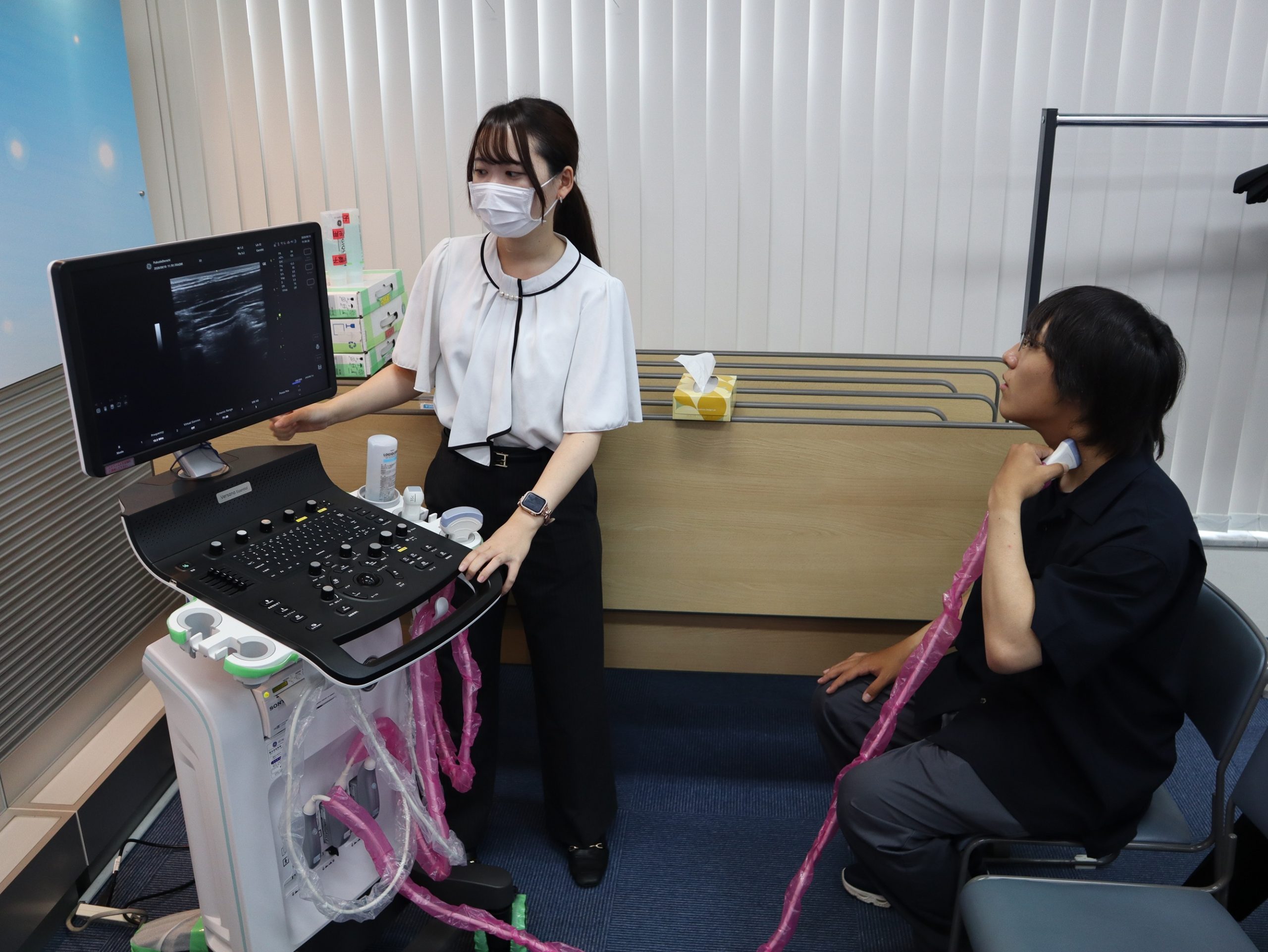 超音波診断装置を体験する様子