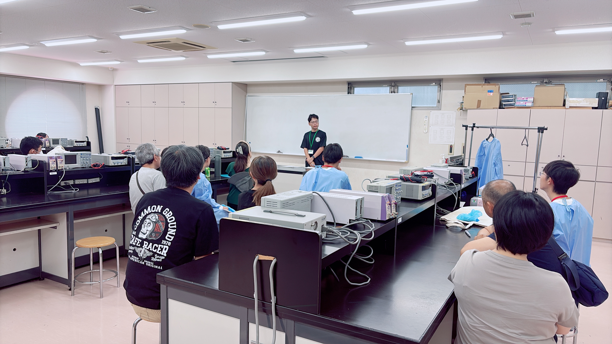 在学生が高校生の質問に答える座談会の様子