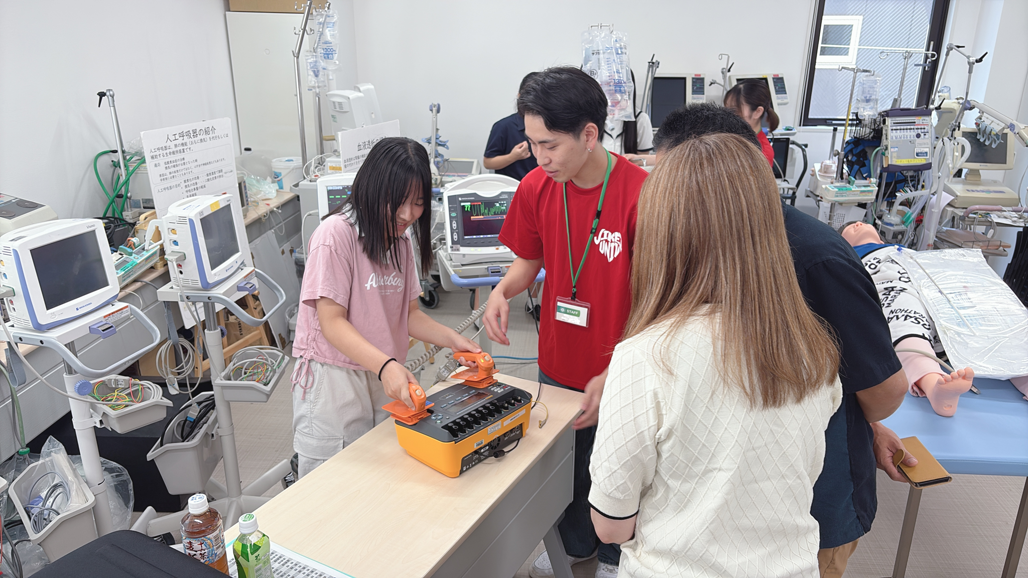 除細動器を体験する参加者の様子