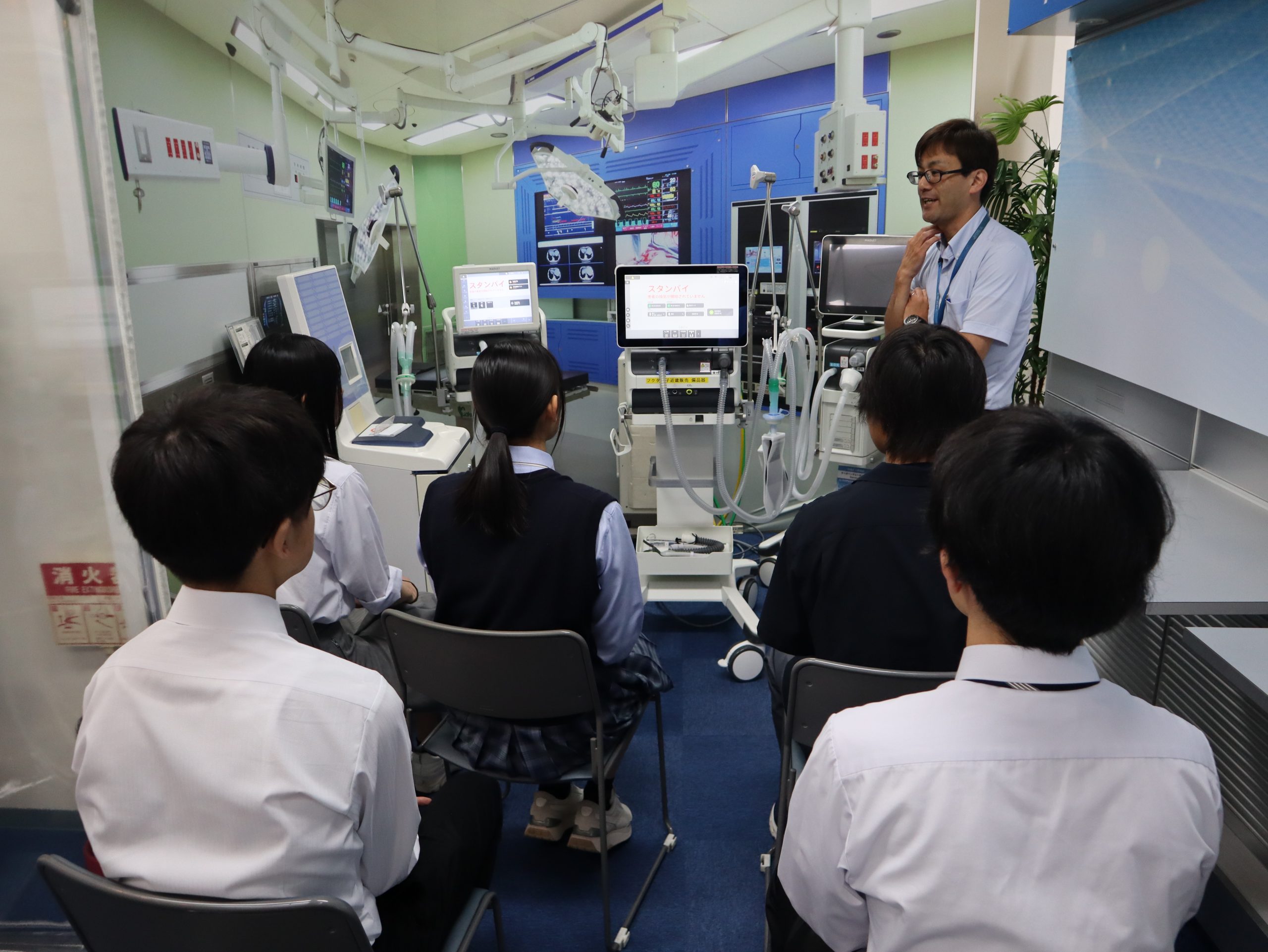人工呼吸器SERVO（サーボ）について説明を受ける様子