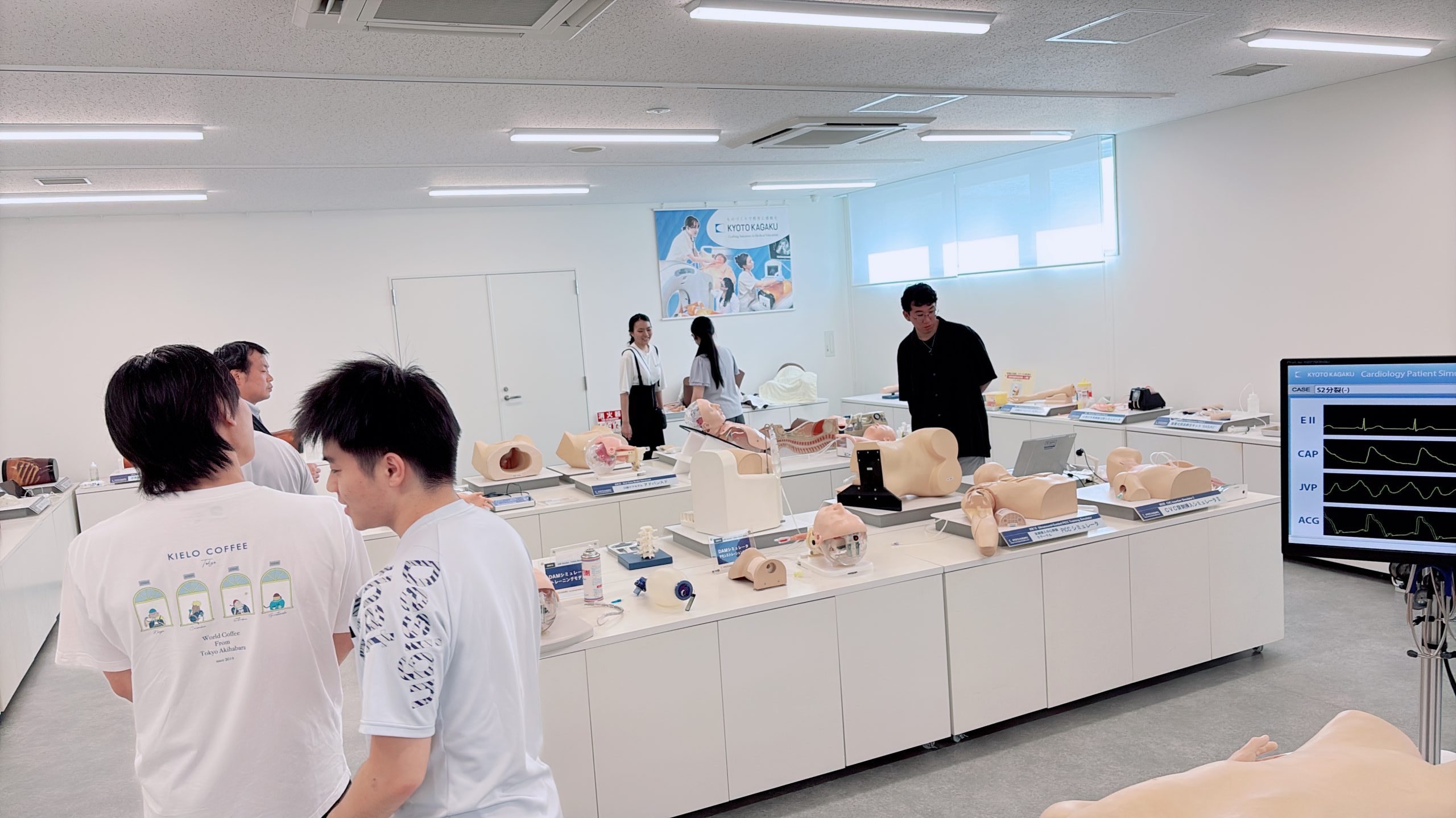 医療教育用シミュレータを見学する学生たち