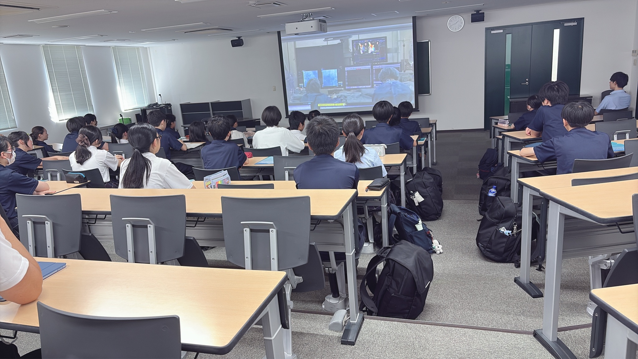 滝川中学校の皆さんへの全体説明の様子