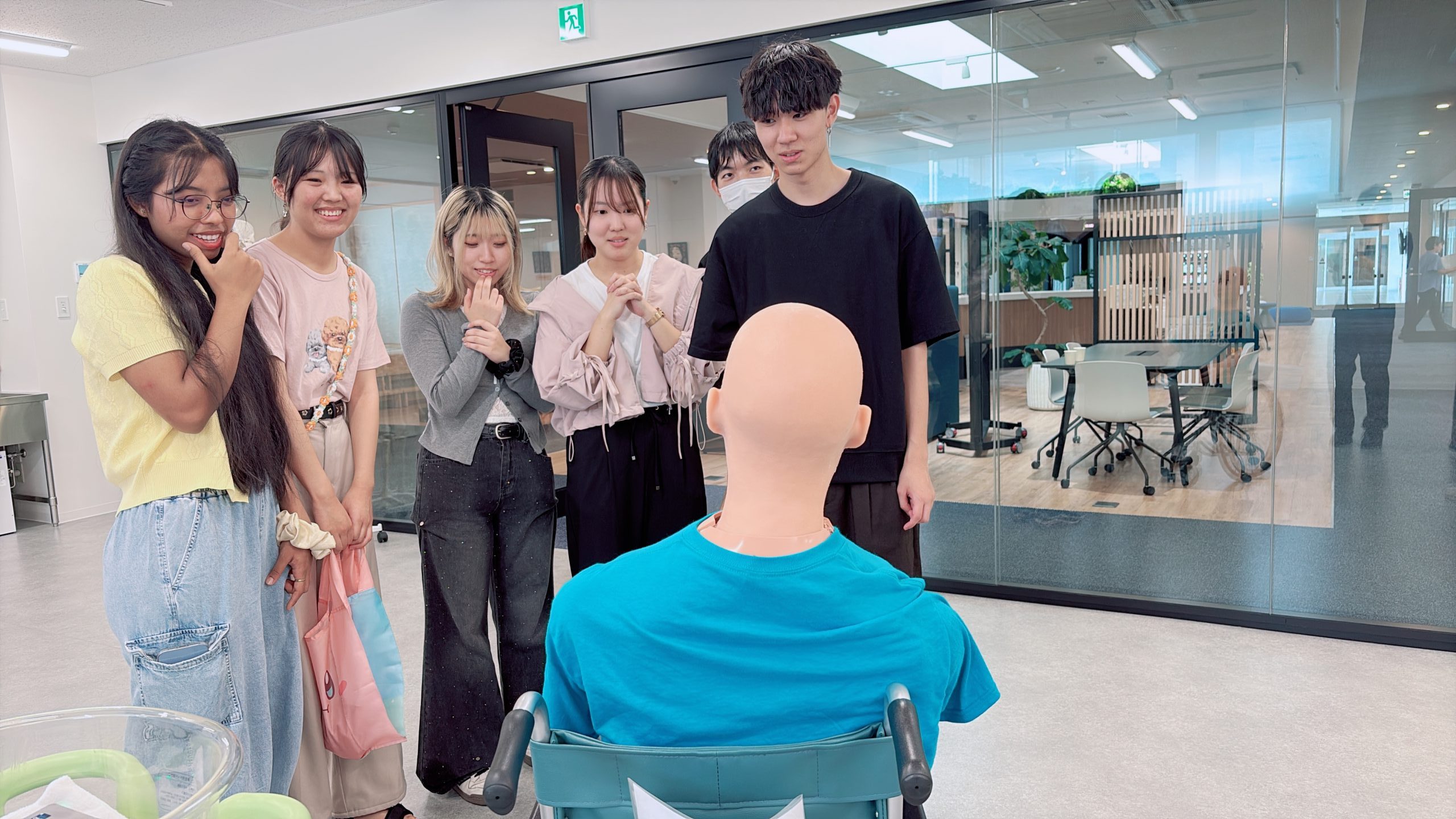 AI搭載患者シミュレータALEX Gen AIを体験する学生たち