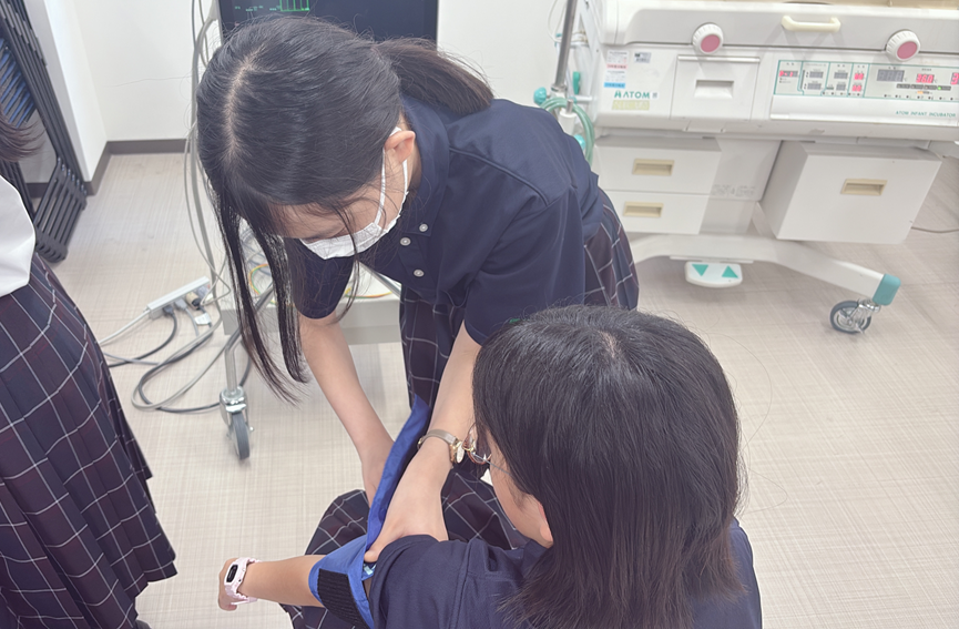 医療機器を体験する滝川中学校の皆さん