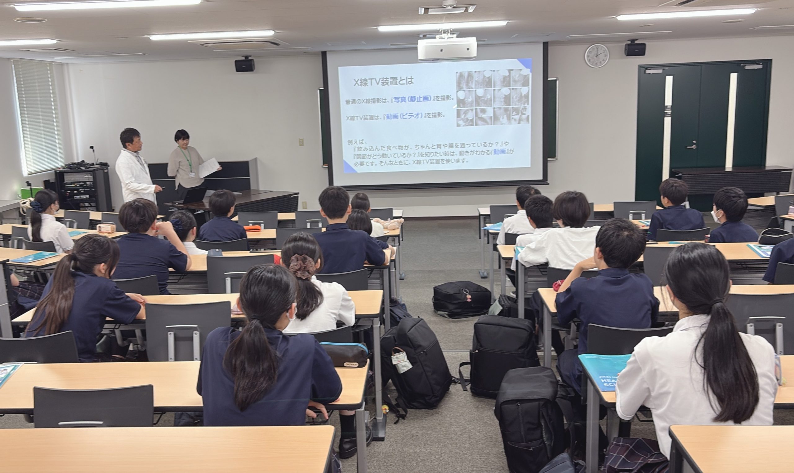 診療放射線技師の仕事について説明を聞く様子
