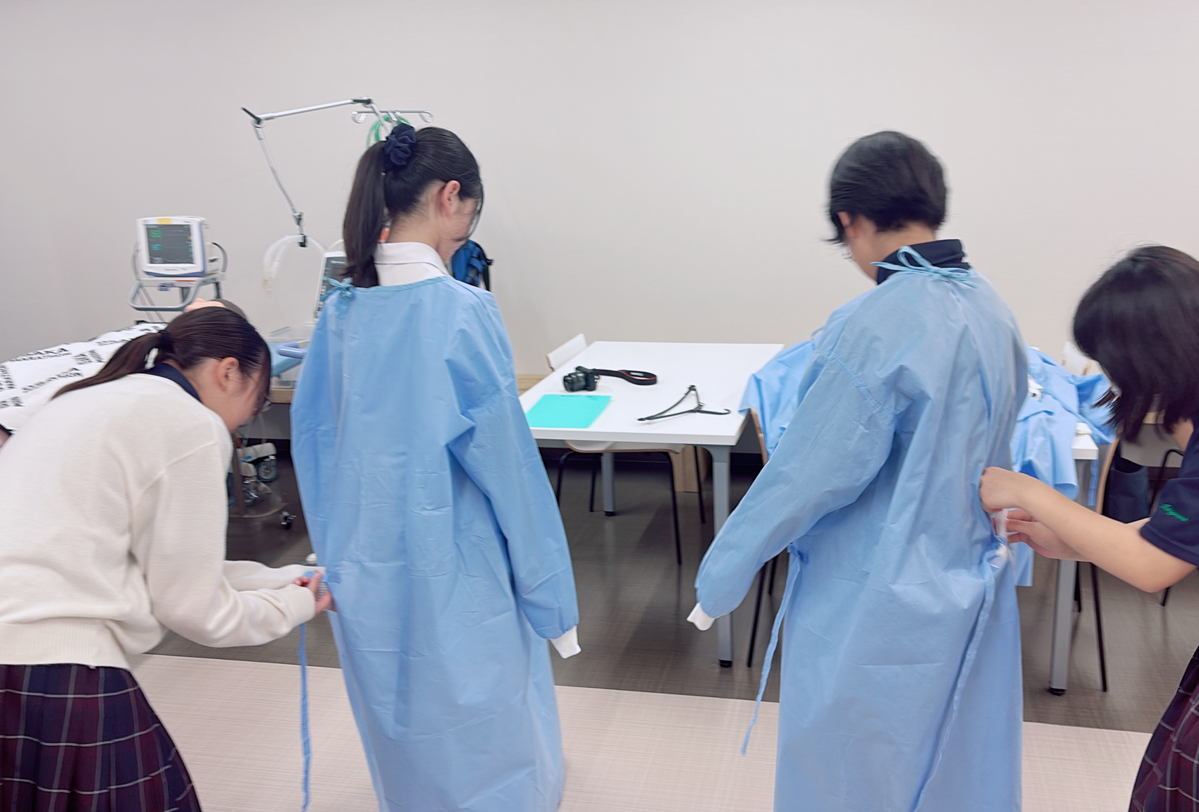 キャンパスツアーで手術ガウンを着用する様子