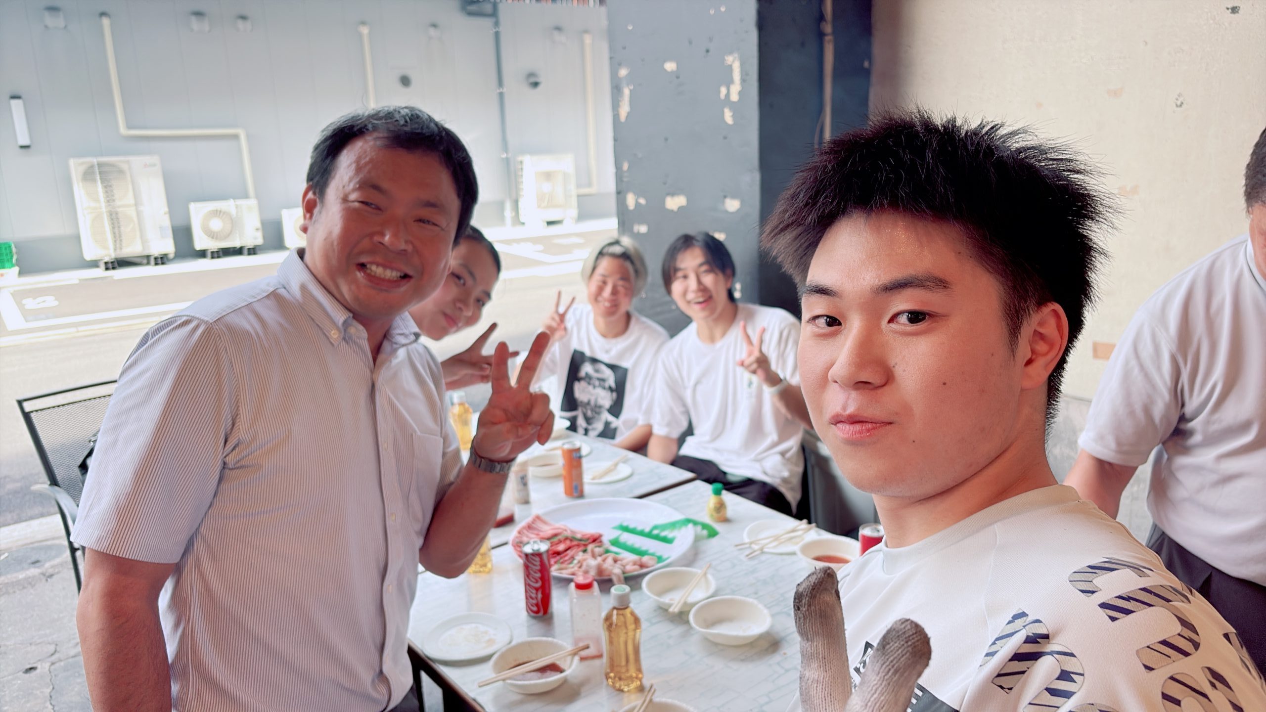 研修旅行のバーベキュー会場で過ごす学生たち