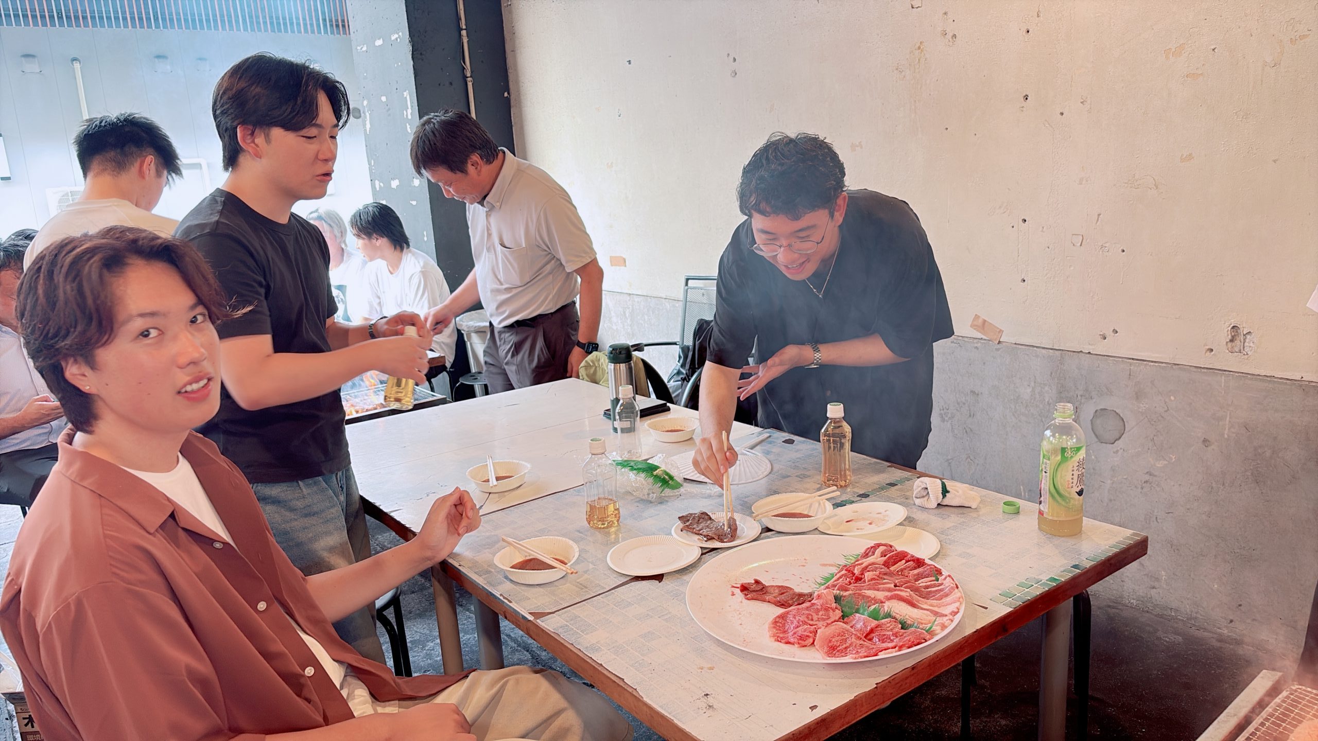 バーベキューを囲んで交流する学生たち