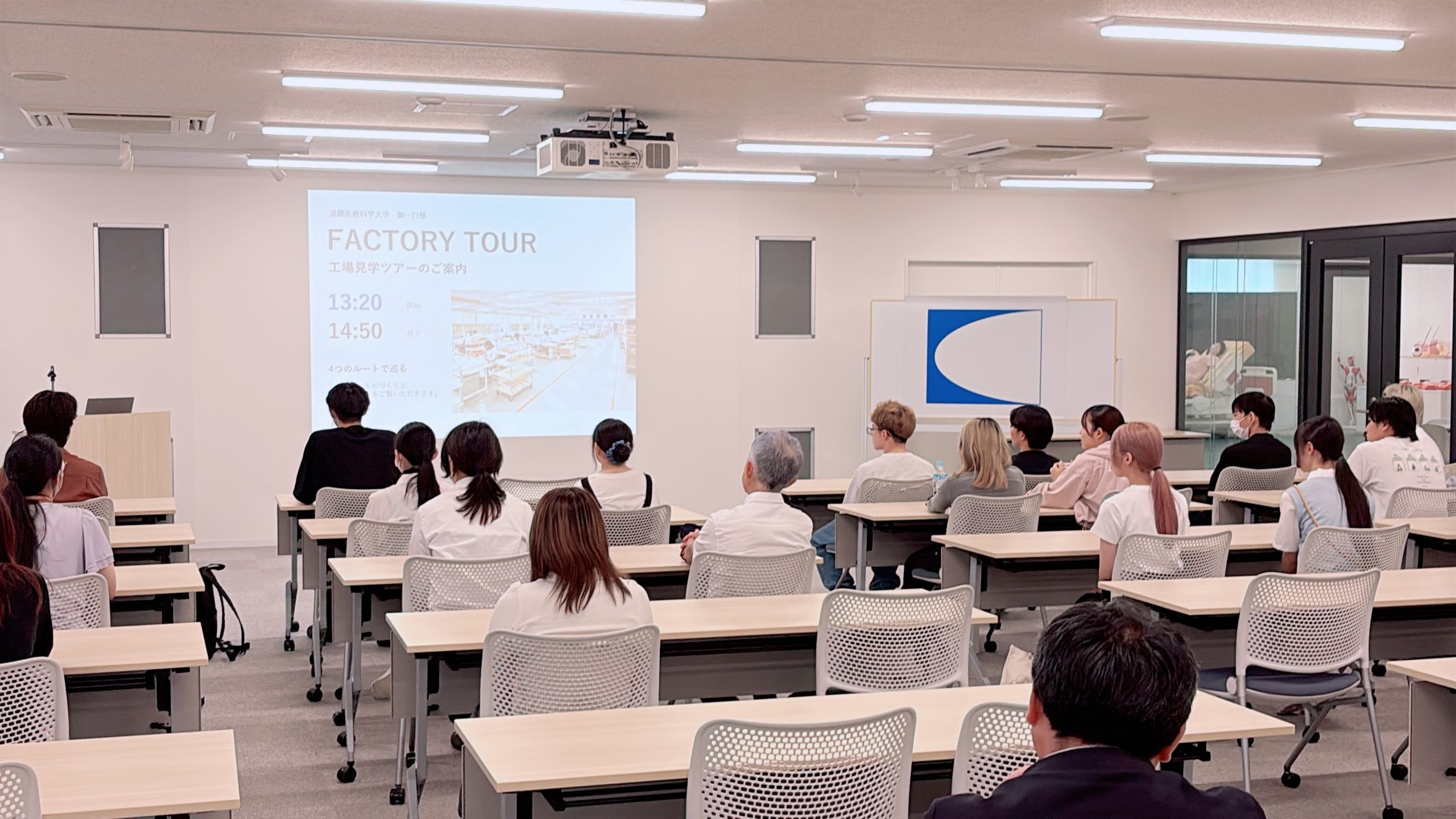 株式会社京都科学で見学内容の説明を受ける学生たち