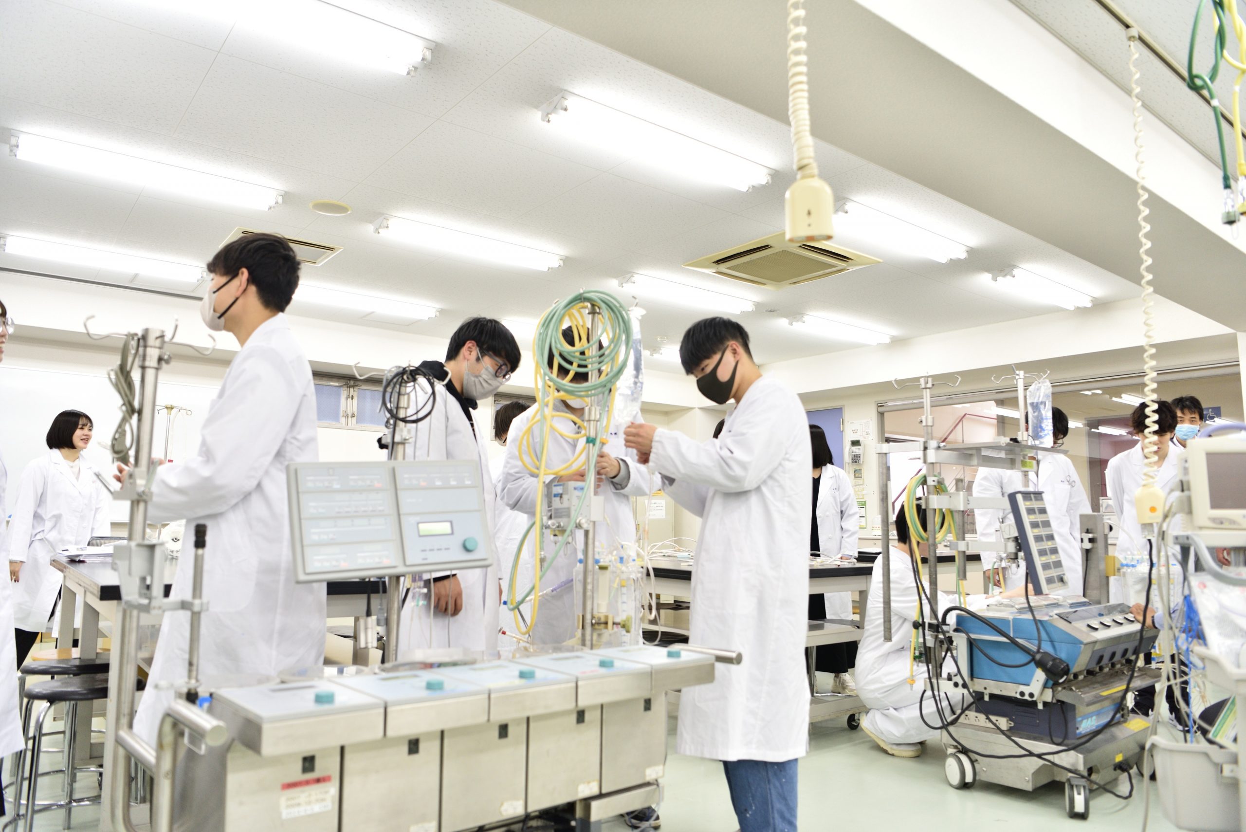 人工心肺装置を使って実習する滋慶医療科学大学の学生