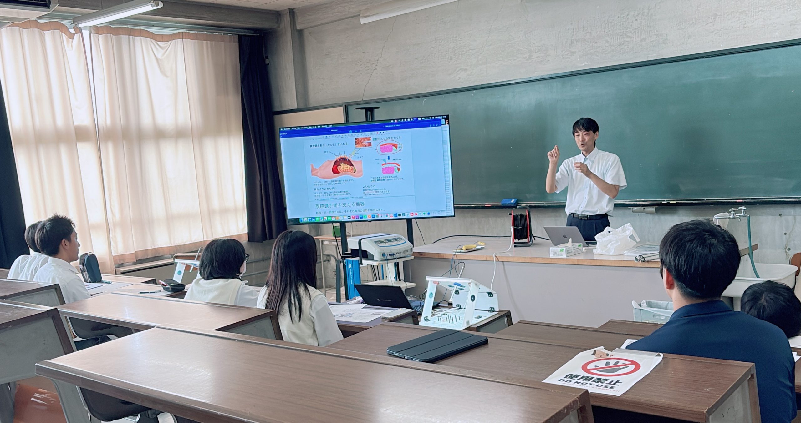 医療機器の仕組みや使い方を説明する滋慶医療科学大学の教員