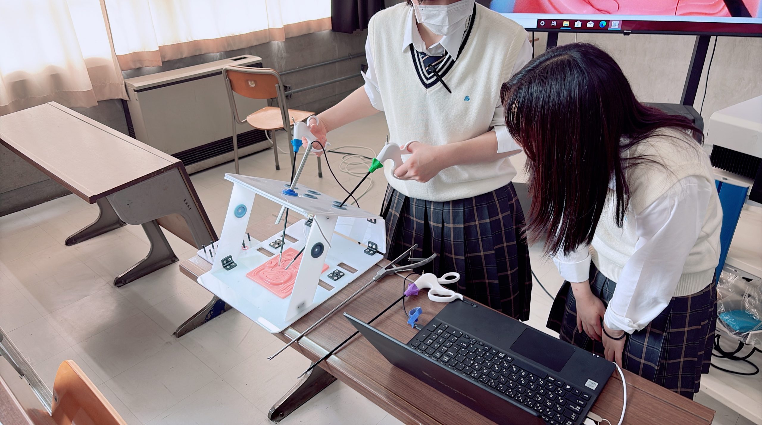 医療機器の操作を体験する星翔高校の生徒の皆さん