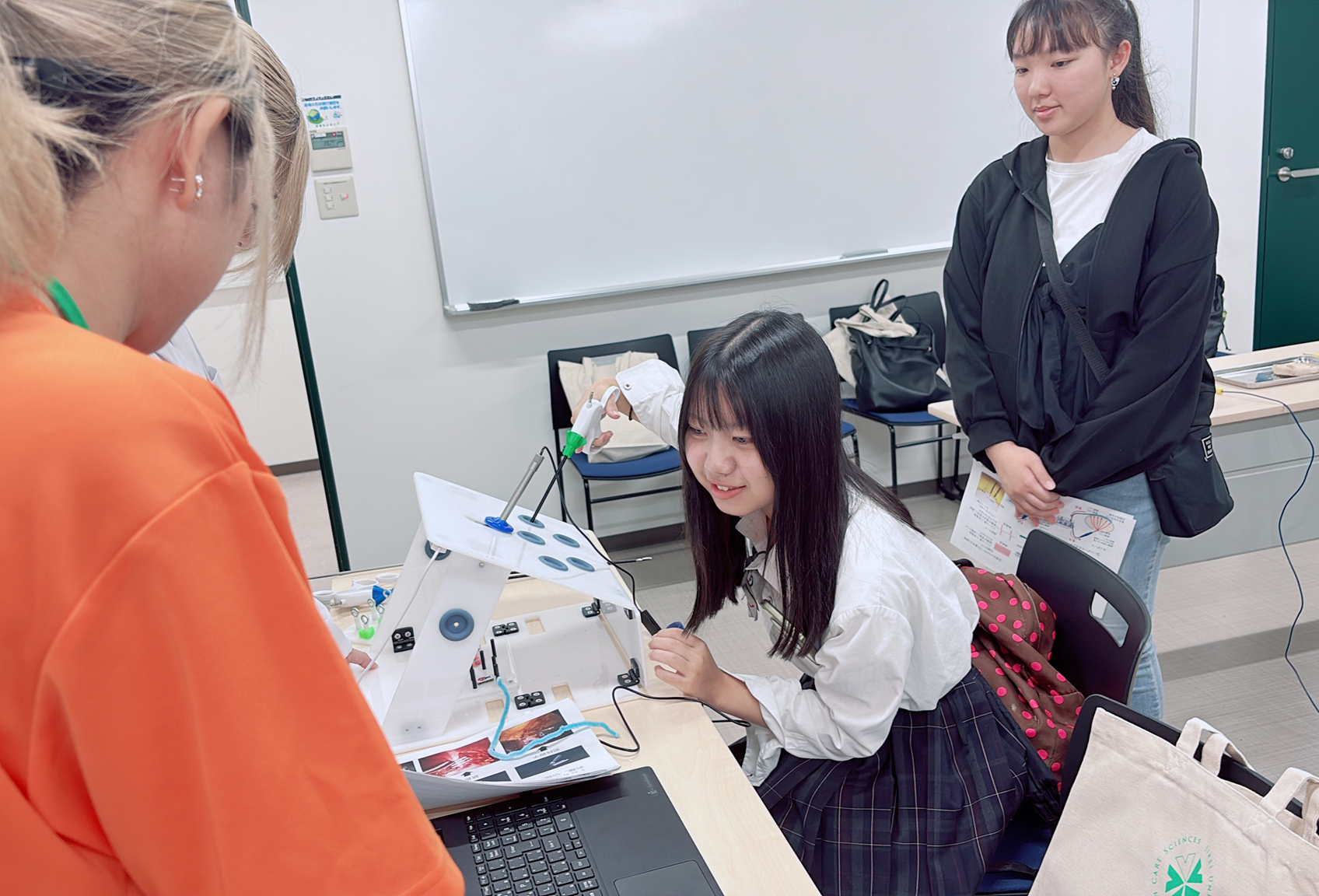 内視鏡シミュレーターを体験する参加者の様子