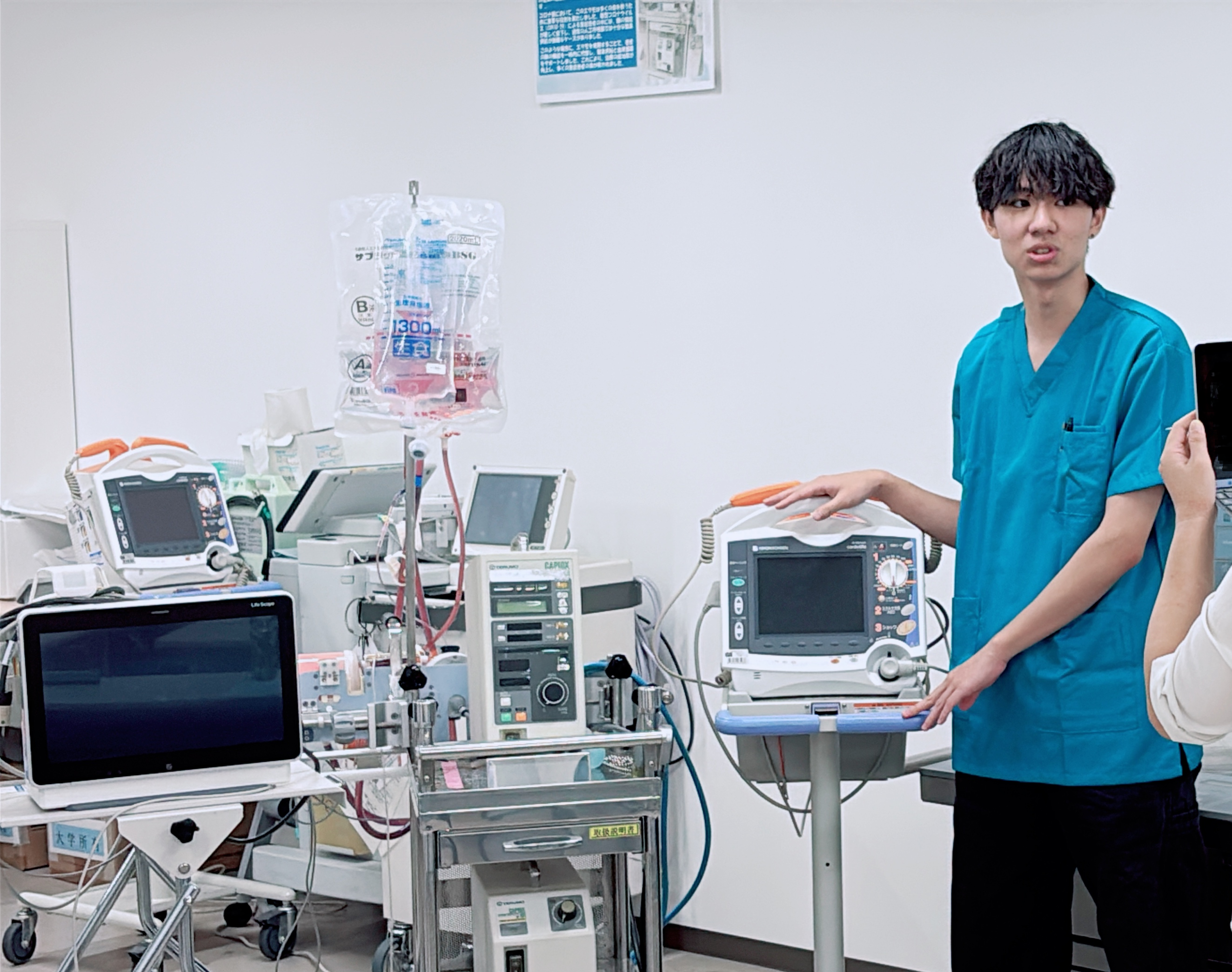 臨床工学技士が扱う医療機器について説明する在学生