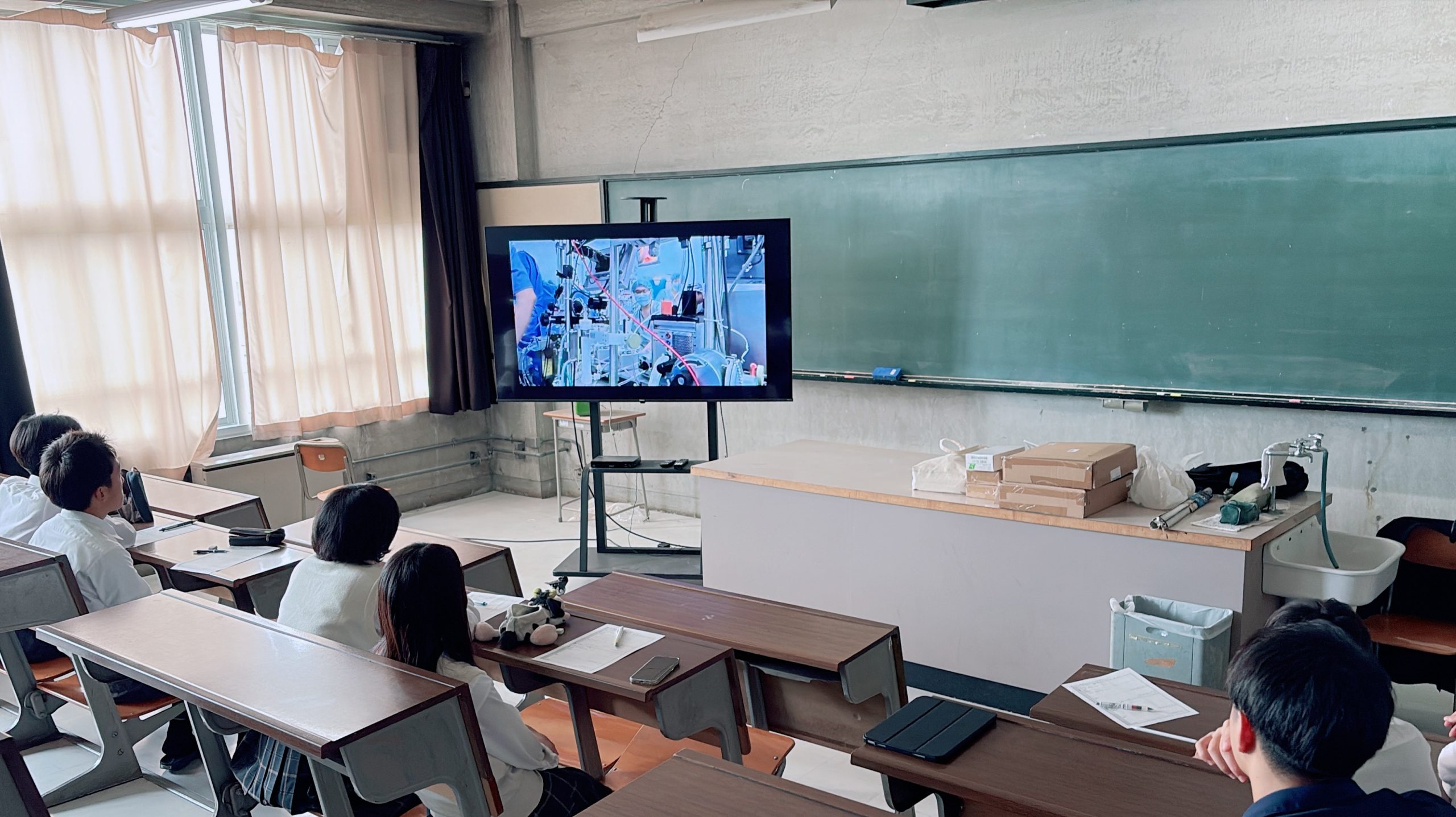 臨床工学技士の仕事を紹介する映像を視聴する星翔高校の生徒の皆さん