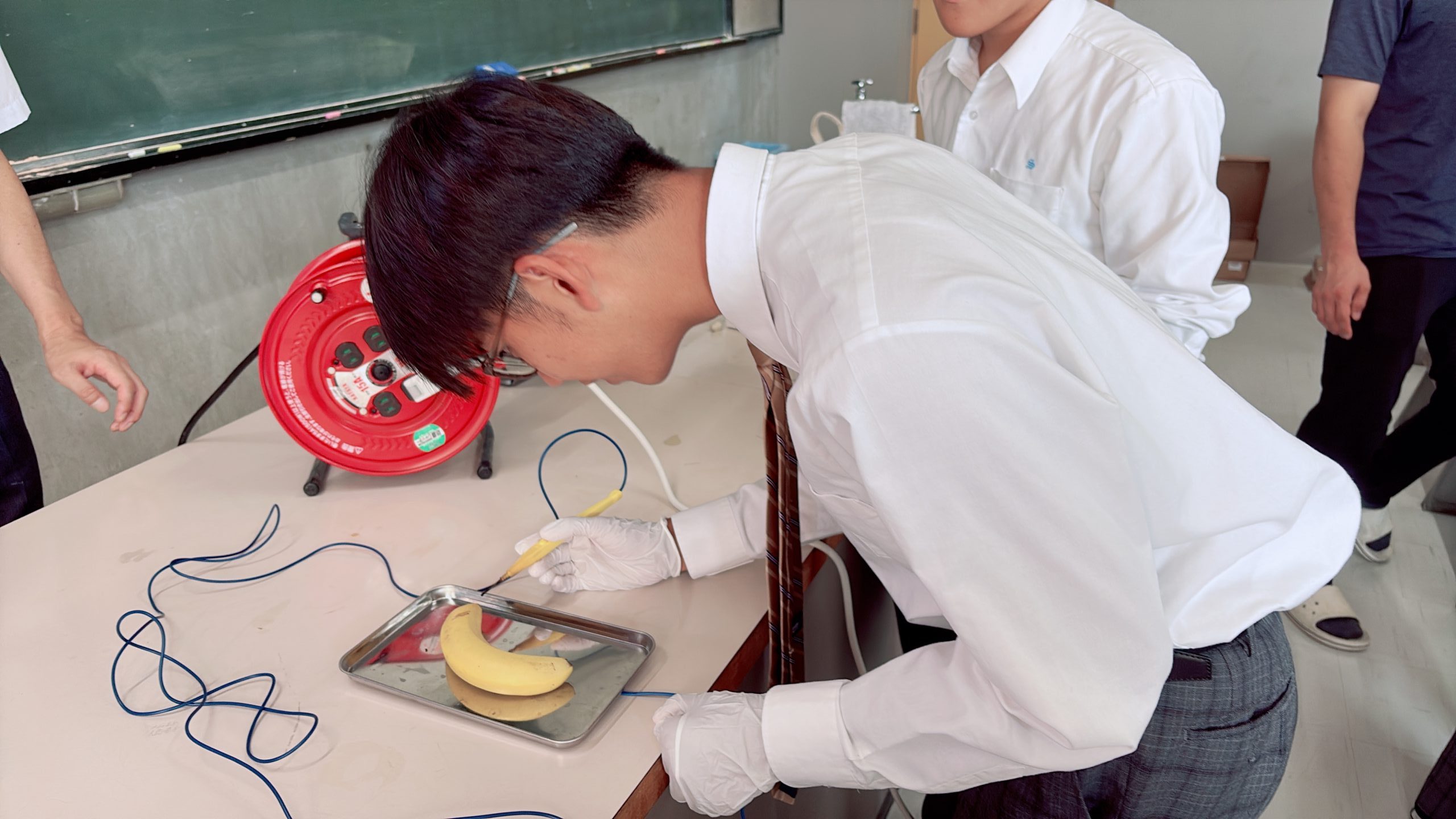 星翔高校の生徒が医療機器の操作を体験する様子